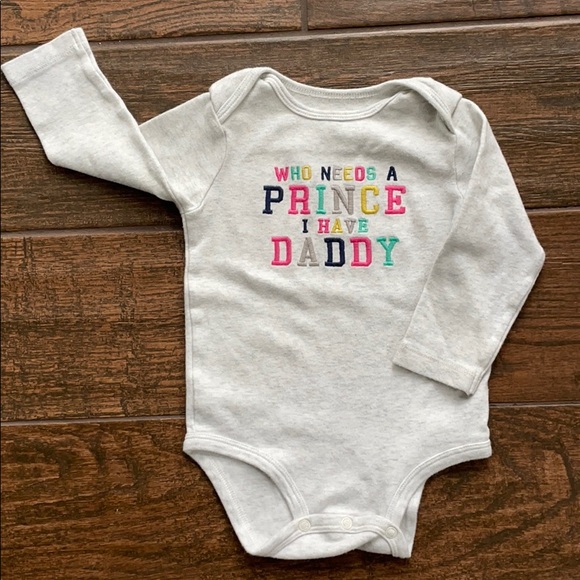 🎀Carter’s 4 long sleeve, onesie tops bundle🎀 - Picture 8 of 10